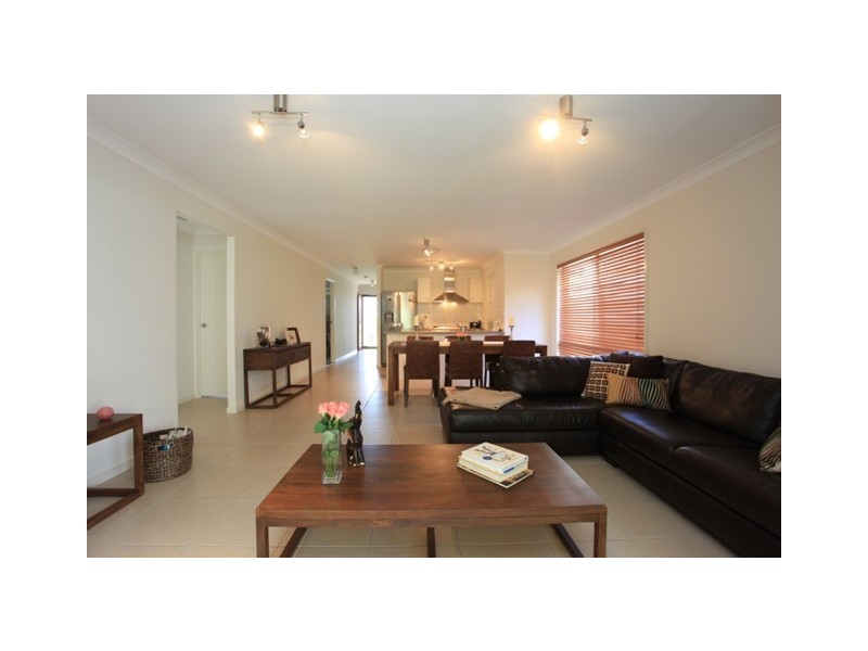 90 Mackintosh Drive, North Lakes QLD 4509