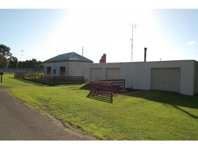 11 Barries Road, Bushfield VIC 3281