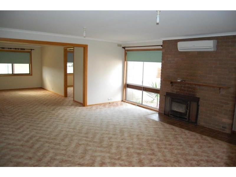 11 Barries Road, Bushfield VIC 3281