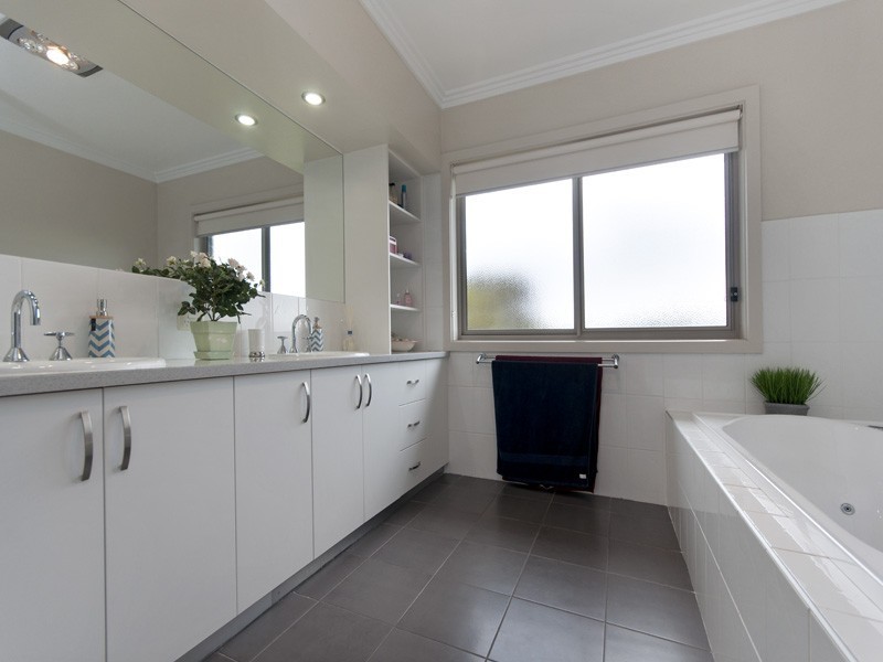 5 Cowie Close, Dennington VIC 3280