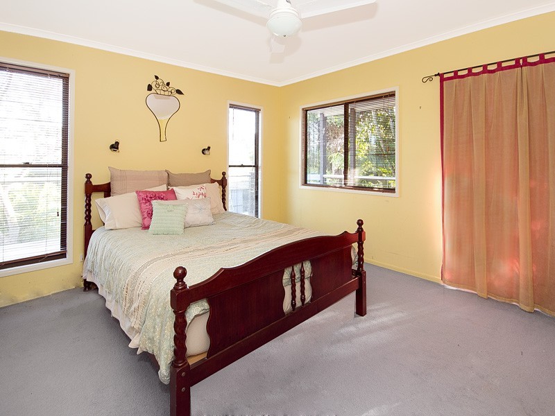 1 Lindfield Dr, Petrie QLD 4502