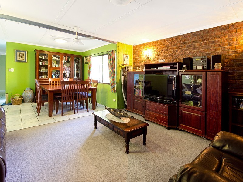 1 Lindfield Dr, Petrie QLD 4502