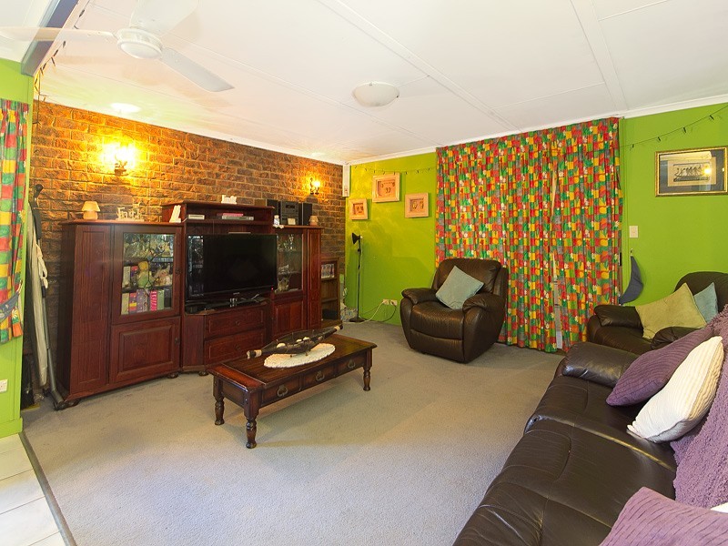 1 Lindfield Dr, Petrie QLD 4502