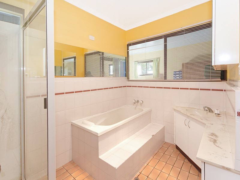 1 Lindfield Dr, Petrie QLD 4502