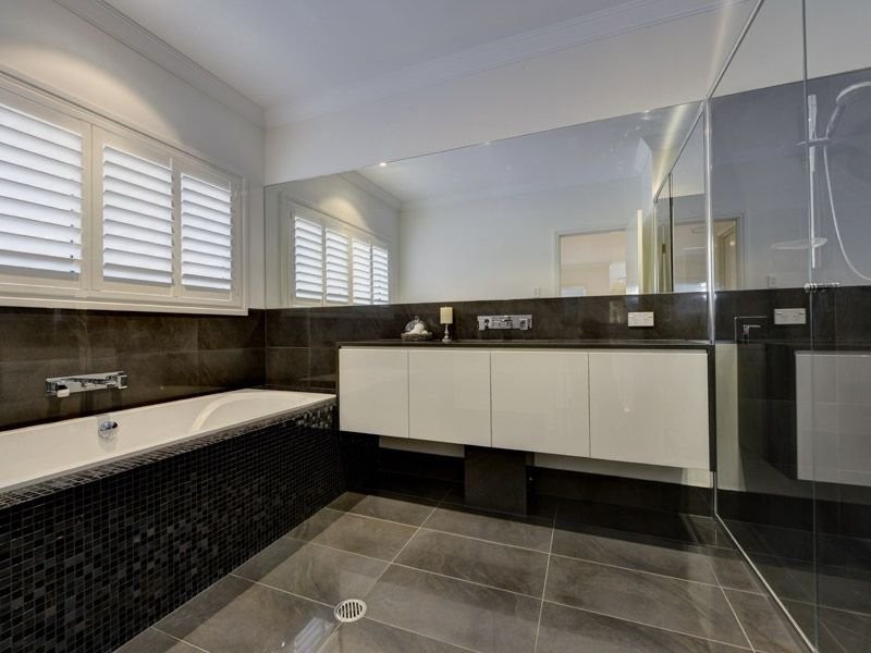 28 Strong Ave, Graceville QLD 4075