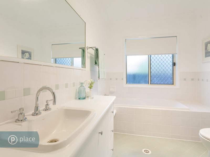 13 Vivian Street, Tennyson QLD 4105