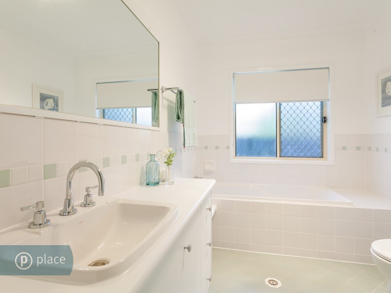 13 Vivian Street, Tennyson QLD 4105