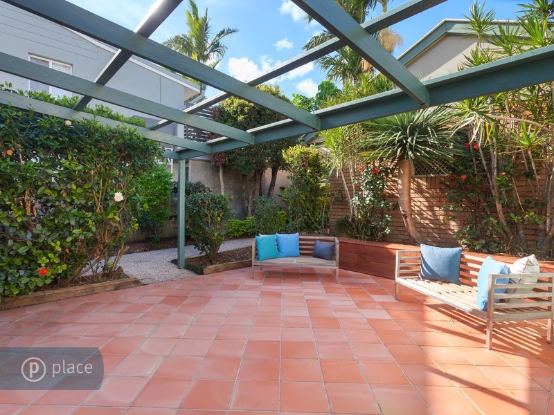 13 Vivian Street, Tennyson QLD 4105