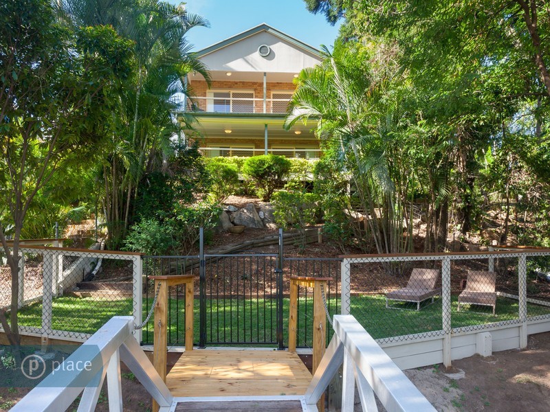 13 Vivian Street, Tennyson QLD 4105