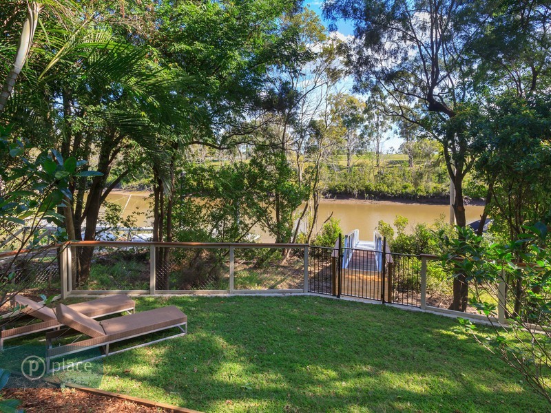 13 Vivian Street, Tennyson QLD 4105