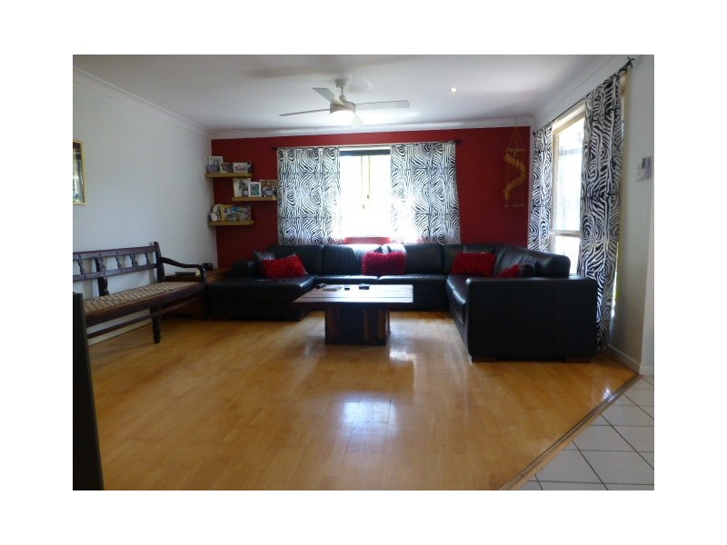 8 Sherborne Place, Chapel Hill QLD 4069