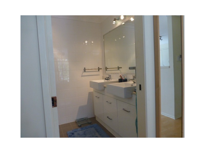 8 Sherborne Place, Chapel Hill QLD 4069