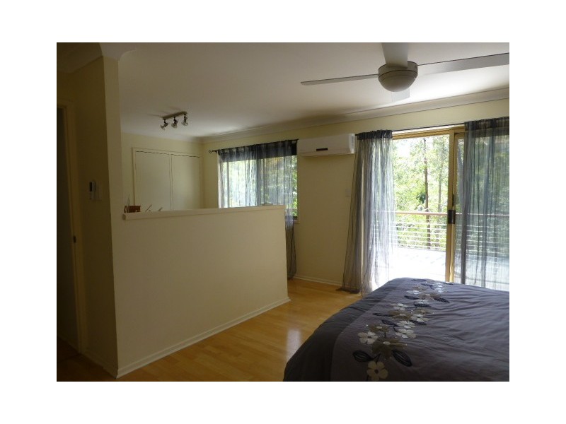 8 Sherborne Place, Chapel Hill QLD 4069