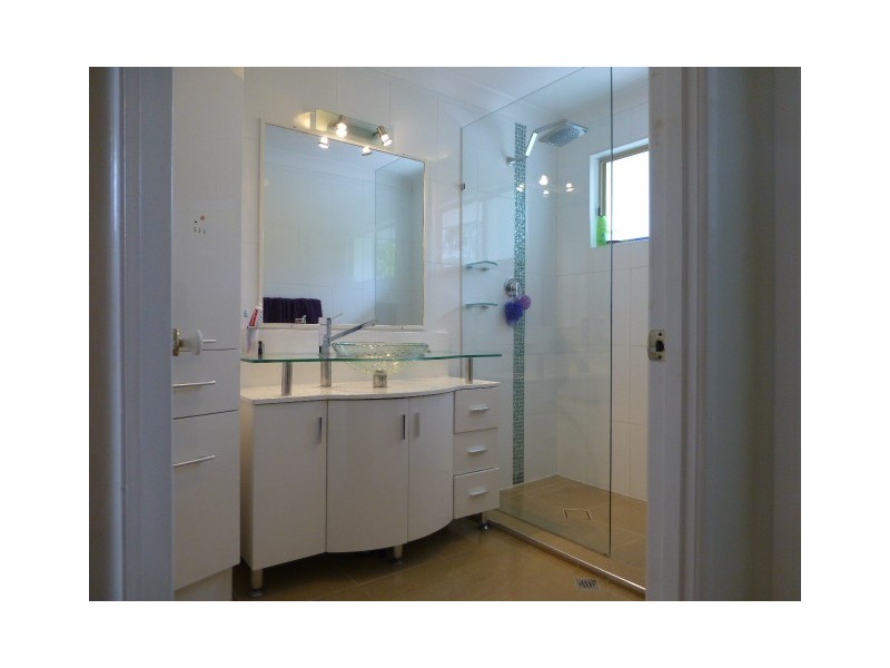 8 Sherborne Place, Chapel Hill QLD 4069