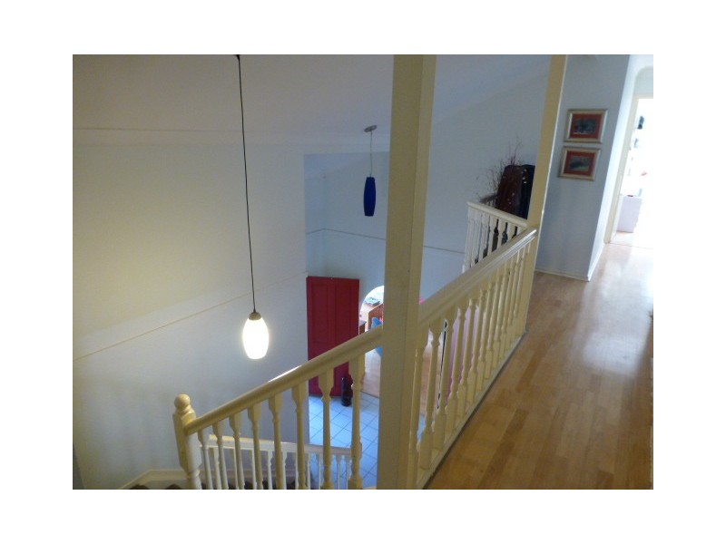 8 Sherborne Place, Chapel Hill QLD 4069