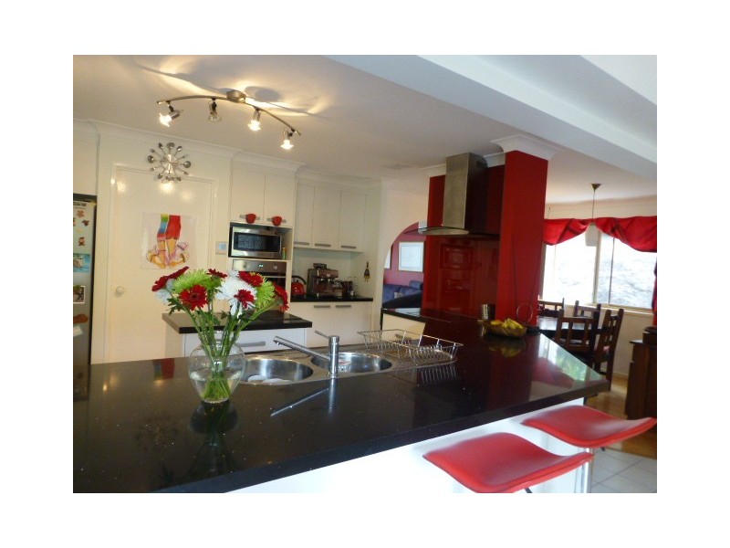 8 Sherborne Place, Chapel Hill QLD 4069