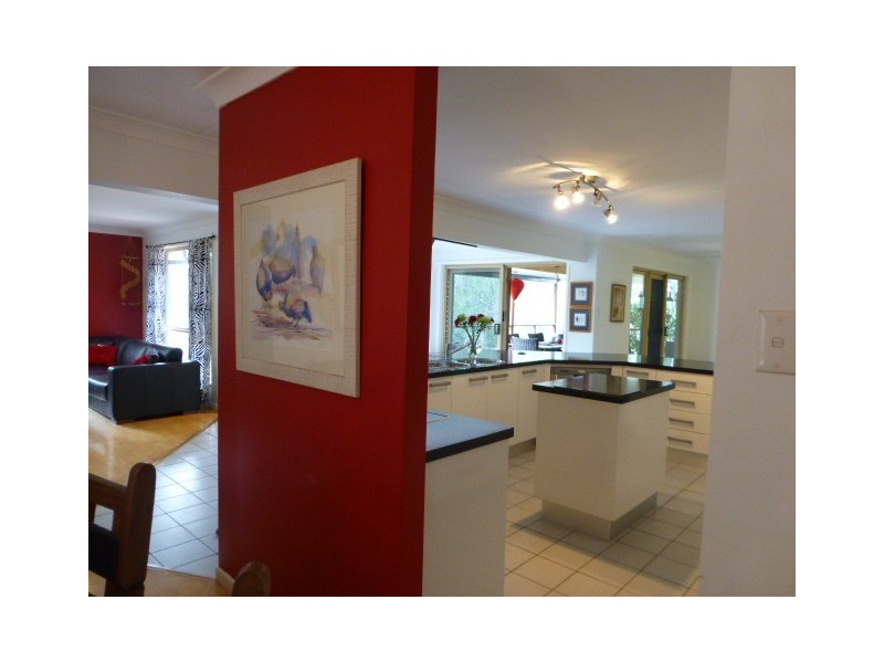 8 Sherborne Place, Chapel Hill QLD 4069