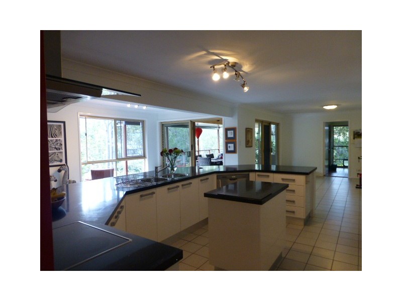 8 Sherborne Place, Chapel Hill QLD 4069