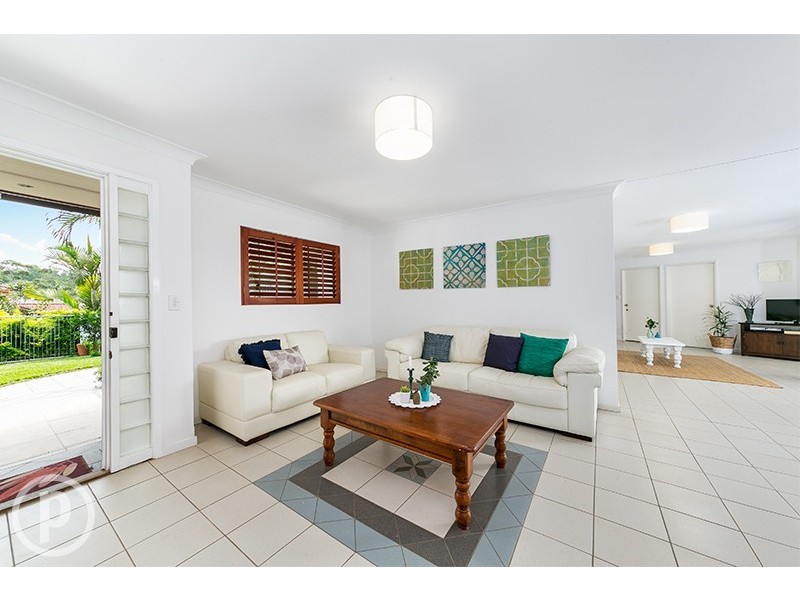 16 Lambourn Street, Chapel Hill QLD 4069