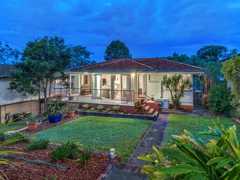15 Masterton Street, Oxley QLD 4075
