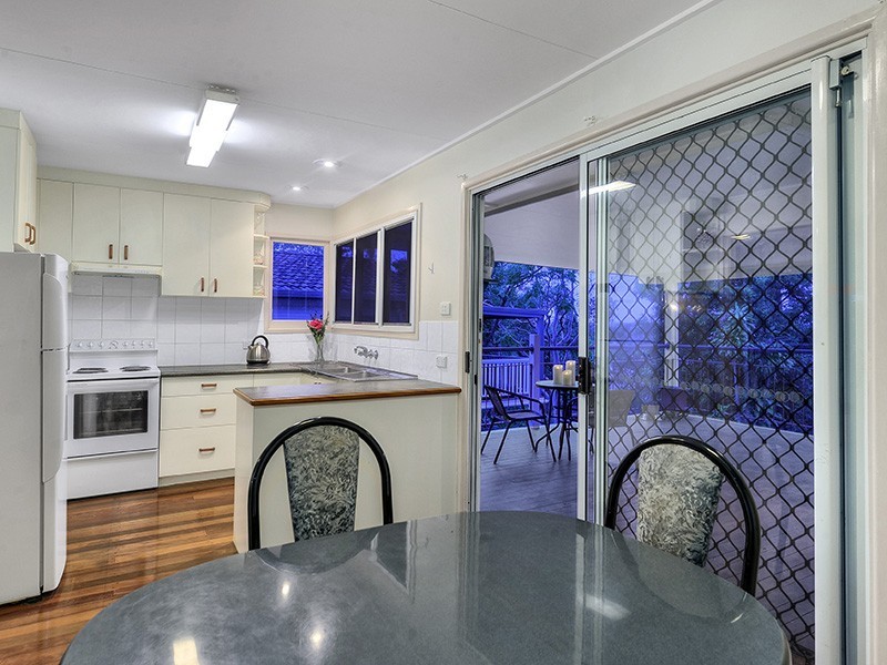 15 Masterton Street, Oxley QLD 4075