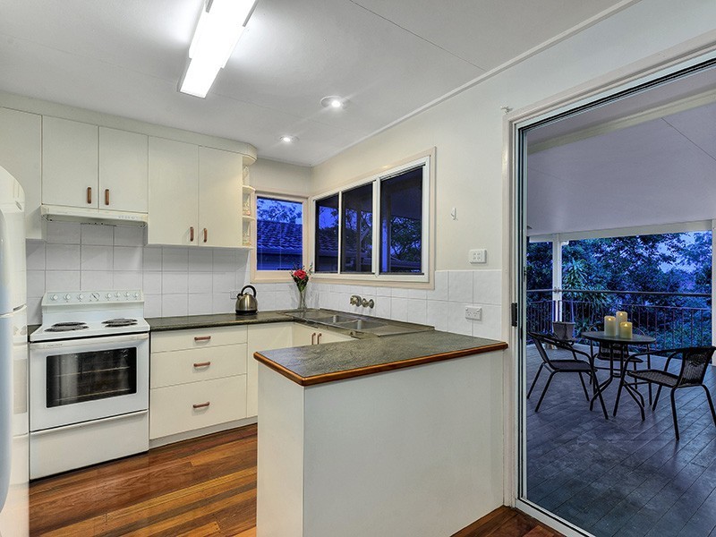 15 Masterton Street, Oxley QLD 4075