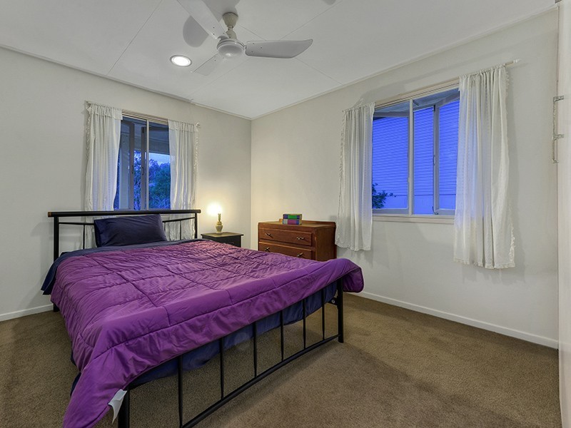 15 Masterton Street, Oxley QLD 4075