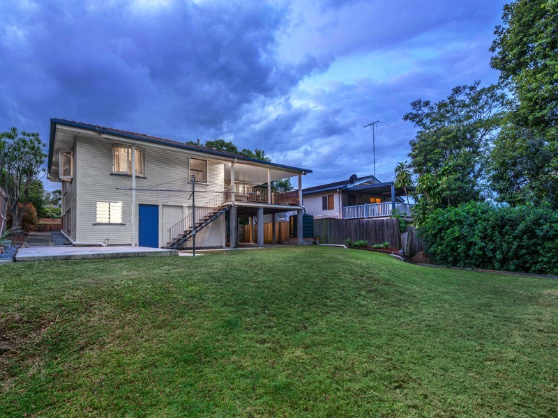 15 Masterton Street, Oxley QLD 4075