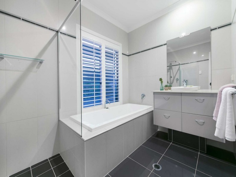 52 Long Street West, Graceville QLD 4075