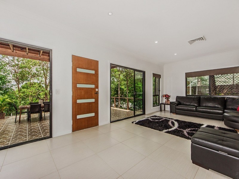 33 Tamarix Street, Chapel Hill QLD 4069