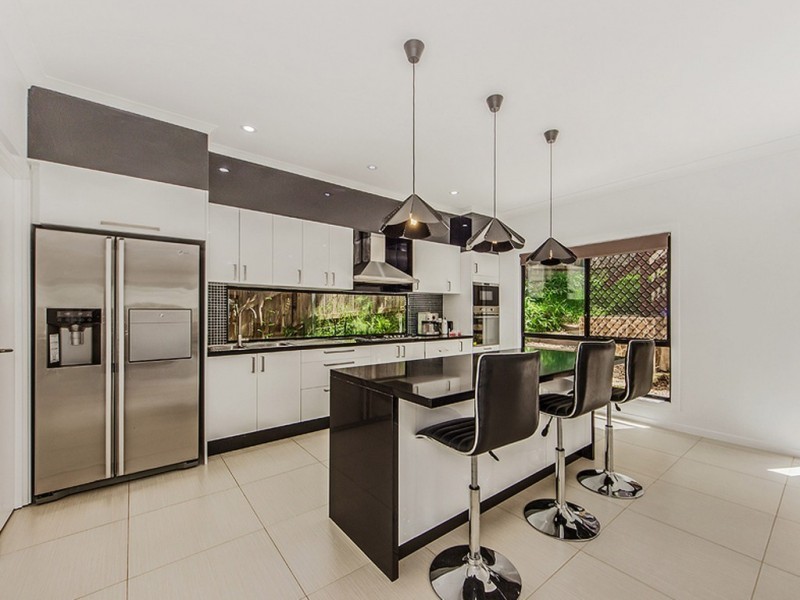 33 Tamarix Street, Chapel Hill QLD 4069