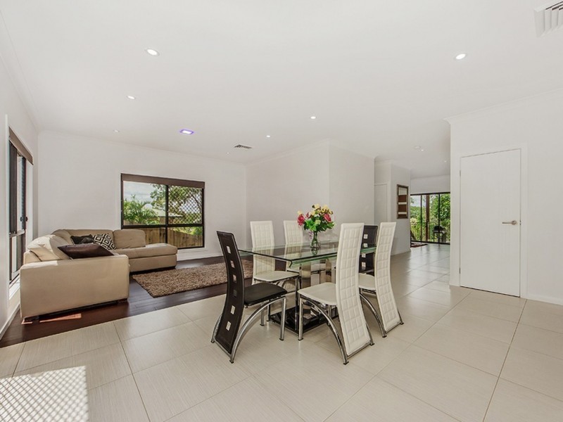 33 Tamarix Street, Chapel Hill QLD 4069