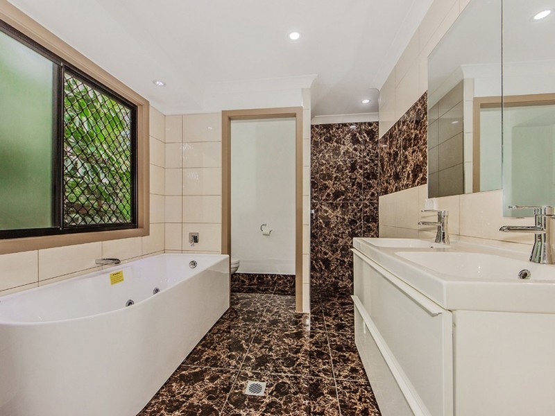 33 Tamarix Street, Chapel Hill QLD 4069