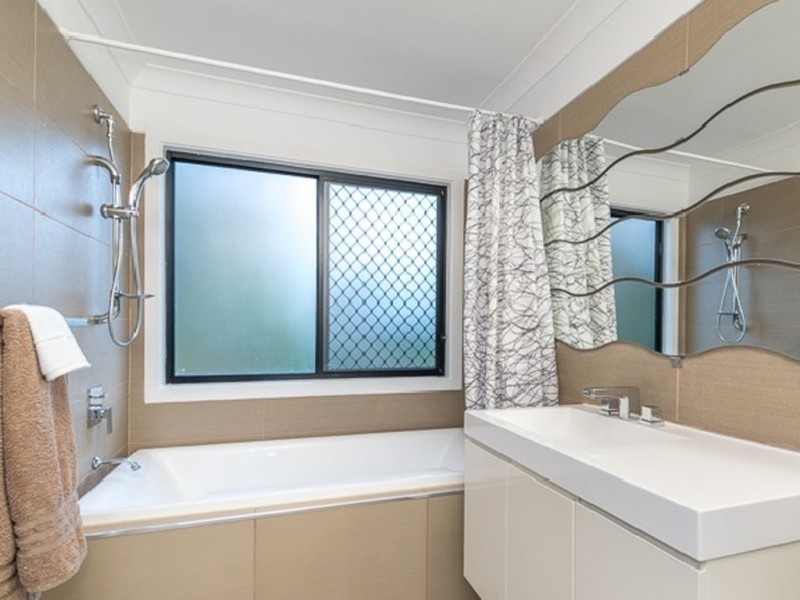 33 Tamarix Street, Chapel Hill QLD 4069