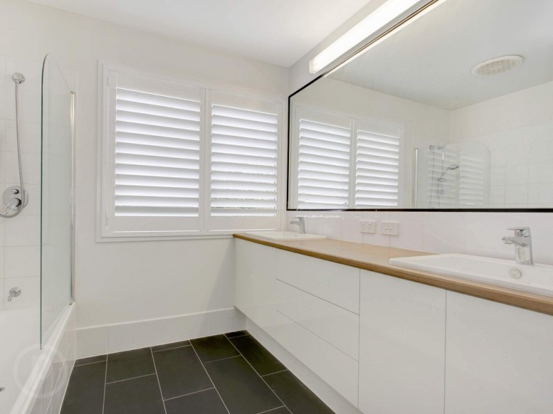 10 Pontefract Street, Chapel Hill QLD 4069