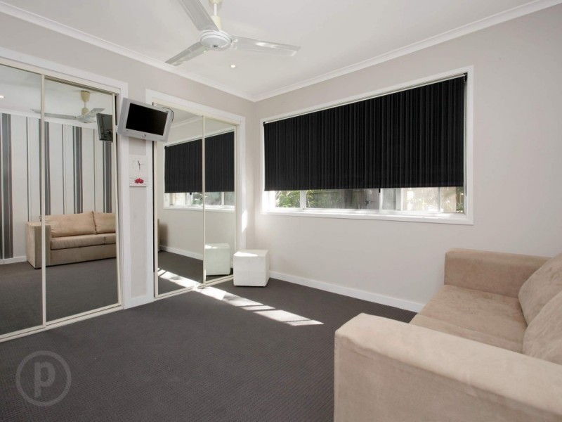 1 Skirmish Street, Seventeen Mile Rocks QLD 4073