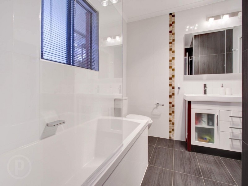 1 Skirmish Street, Seventeen Mile Rocks QLD 4073