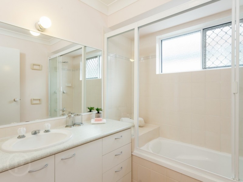 75 Lancelot Street, Tennyson QLD 4105