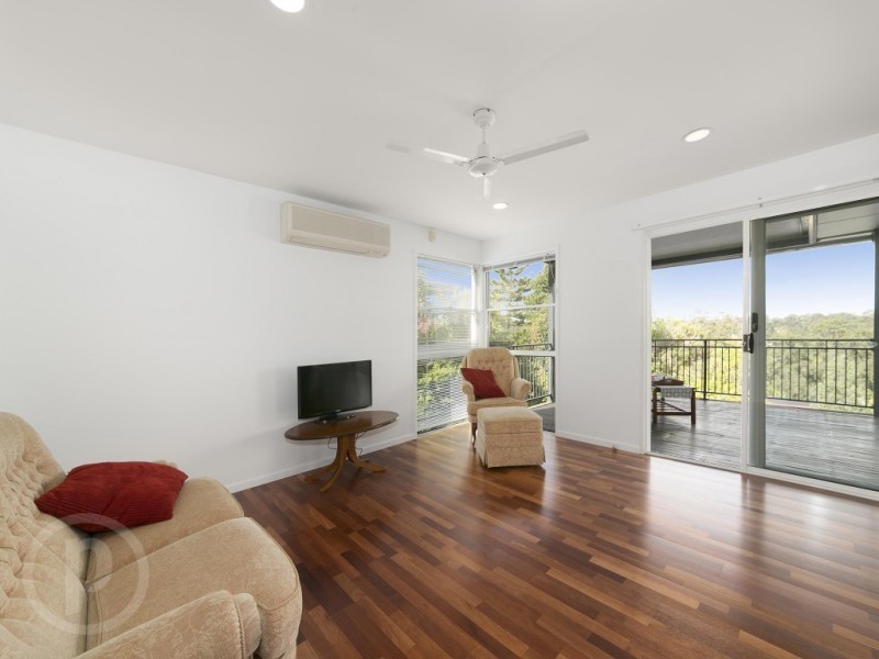 27 Hakea Crescent, Chapel Hill QLD 4069