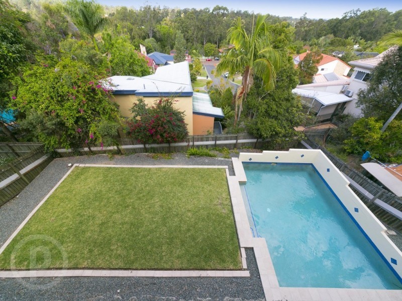 27 Hakea Crescent, Chapel Hill QLD 4069