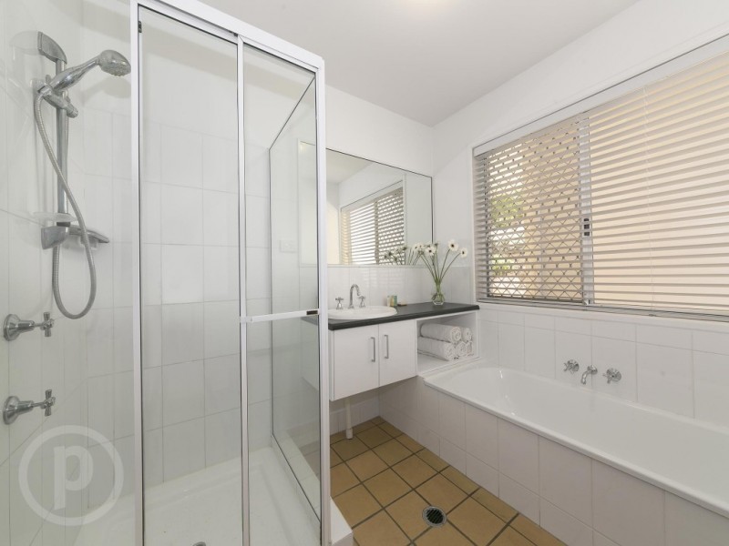 27 Hakea Crescent, Chapel Hill QLD 4069