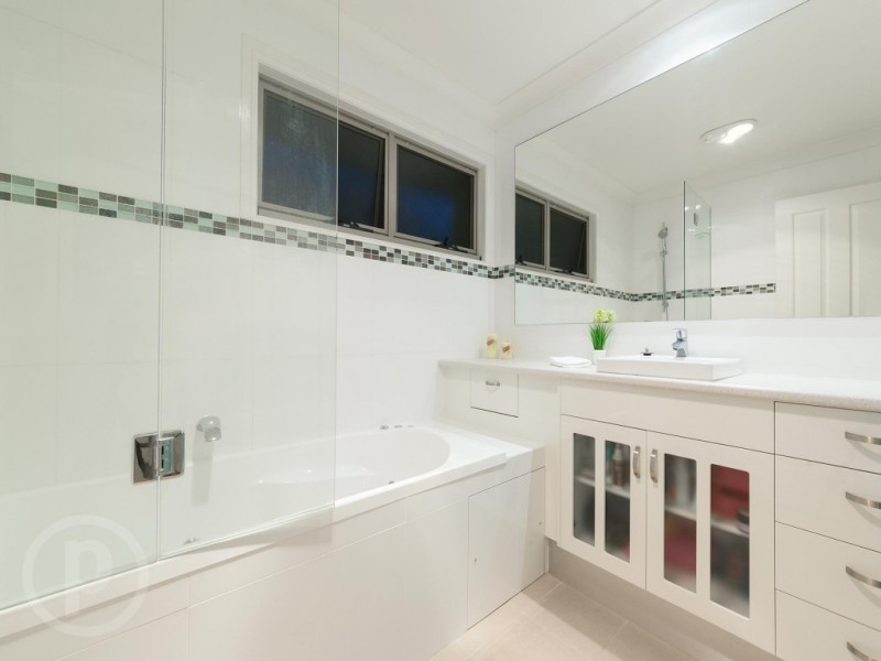 32 Dan Street, Graceville QLD 4075