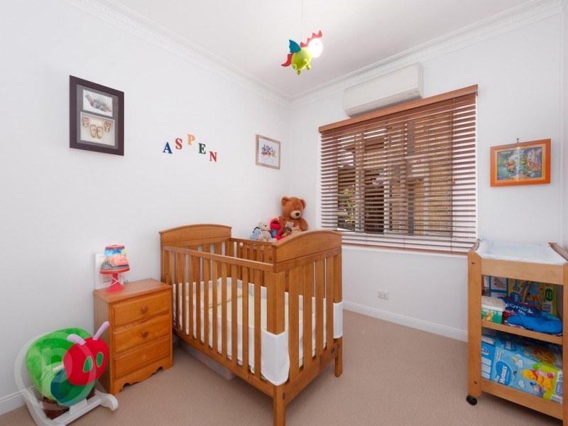 77 Douglas Street, Oxley QLD 4075