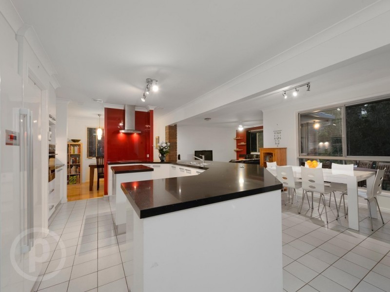 8 Sherborne Place, Chapel Hill QLD 4069