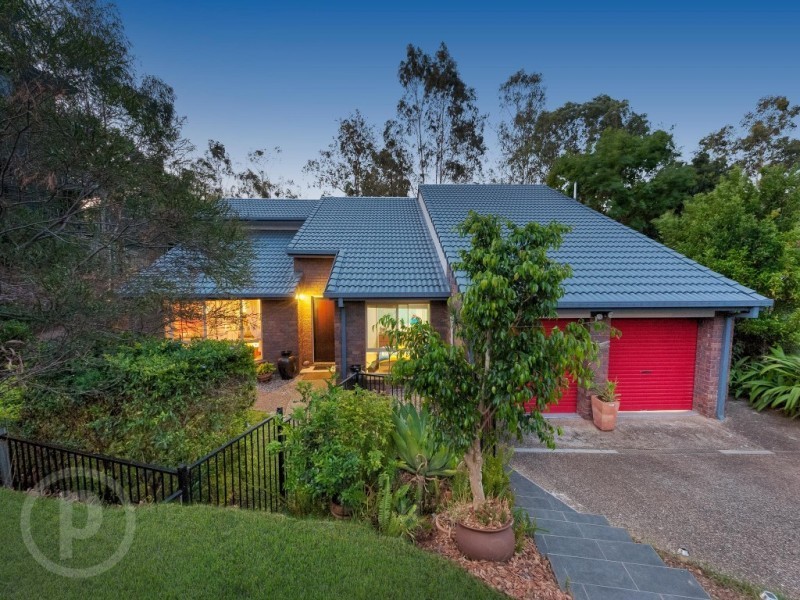 8 Sherborne Place, Chapel Hill QLD 4069