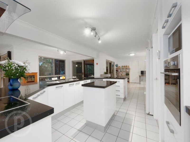 8 Sherborne Place, Chapel Hill QLD 4069