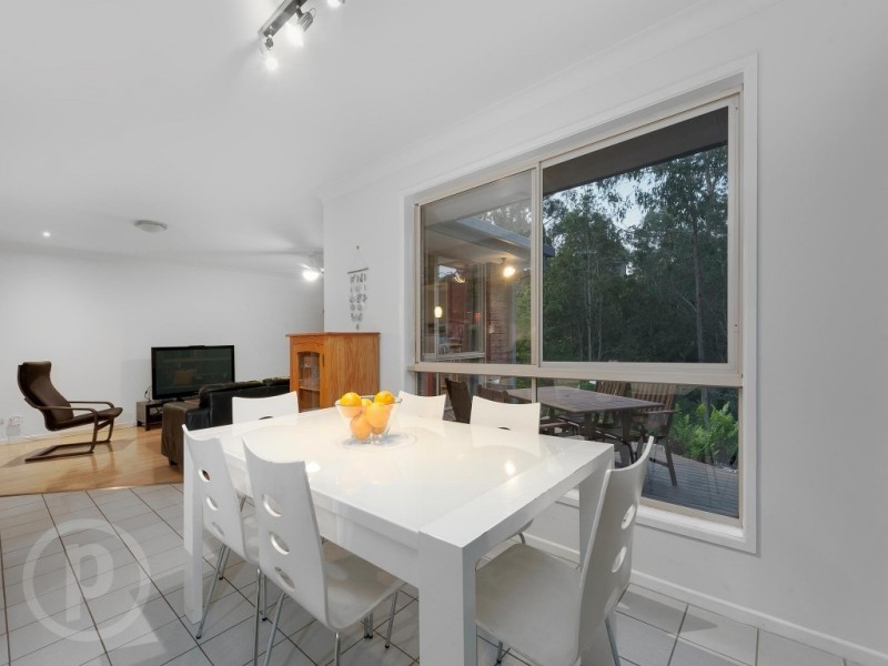 8 Sherborne Place, Chapel Hill QLD 4069