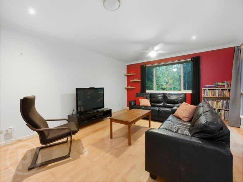 8 Sherborne Place, Chapel Hill QLD 4069