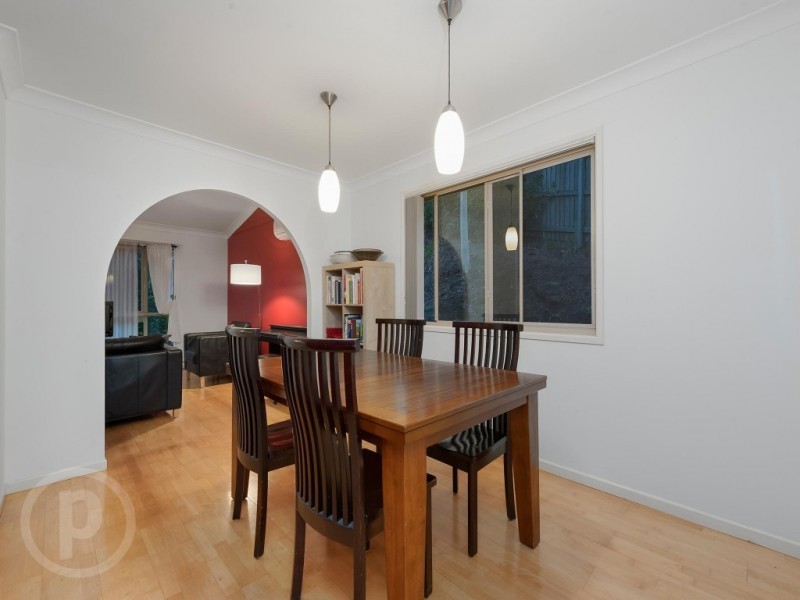 8 Sherborne Place, Chapel Hill QLD 4069
