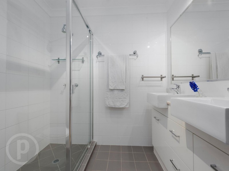 8 Sherborne Place, Chapel Hill QLD 4069